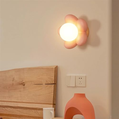 Lampe de chevet fleurs crème pour une ambiance douce dans la chambre d'enfant
