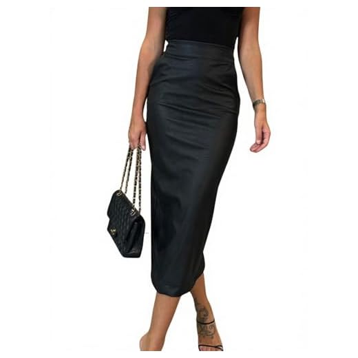 25 Chic Winter Work Outfits for Women – Stylish Office Looks for Cold Weather Faux Leather Skirt