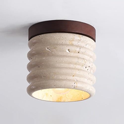 Lampe de plafond en marbre au-dessus de l'évier de cuisine moderne