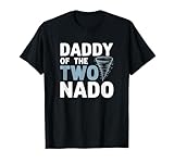 Papà del Twonado! Questa frase divertente è perfetta Per Natale, Halloween, Ringraziamento, Capodanno, Pasqua, Compleanno, Compleanni, Festa del Papà, Festa della Mamma o qualsiasi altra occasione. Perfetta per i papà che gestiscono due piccoli uragani