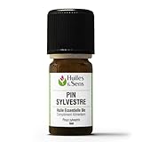 L'huile essentielle de Pin sylvestre (Pinus sylvestris), extraite des aiguilles, est appréciée pour son arôme frais et boisé qui évoque les forêts de conifères. Elle apporte une note aromatique intense et résineuse.
