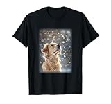 Esta cautivadora imagen de un labrador retriever dorado admirando un copo de nieve es perfecta para los dueños de perros y amantes de la decoración de labrador dorado nevado. Captura maravillosamente la esencia de la raza, ideal para regalos dorados de labrador.