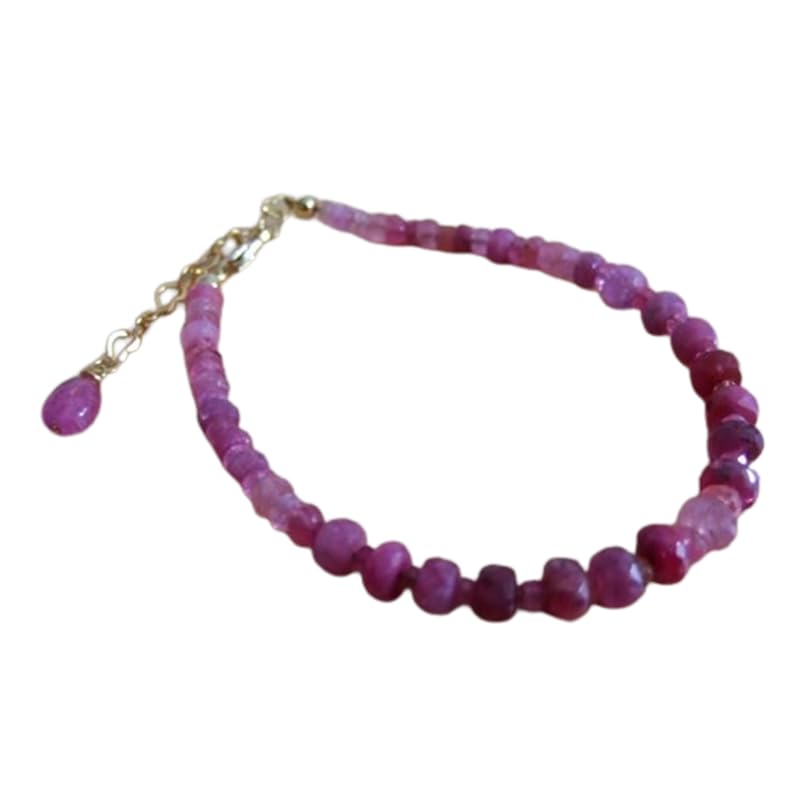 Bracelet saphir rose facetté LKBEADS, le bijou ajustable idéal pour sublimer vos tenues d'été