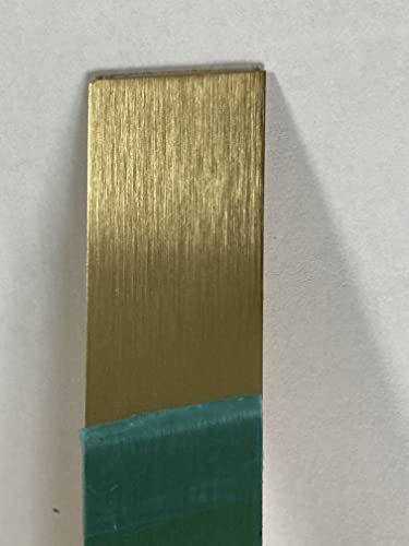 Strisce metalliche autoadesive in ottone spazzolato con pellicola protettiva e colla autoadesiva.