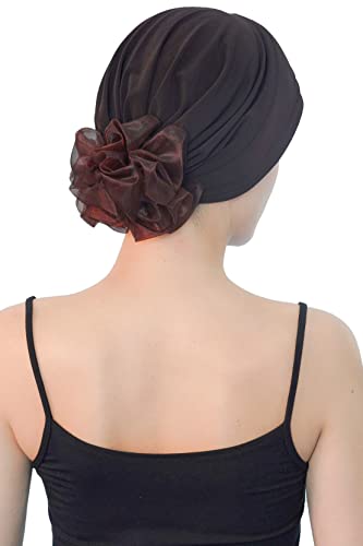 Cappello chic imbottito piegato con fiore chiffon