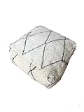 Excellence artisanale : ce superbe pouf à poils longs est méticuleusement fabriqué à la main par des artisans berbères qualifiés au Maroc, assurant une qualité exceptionnelle et une attention aux détails.