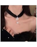 Entrez dans l'esprit des fêtes avec notre collier pour femmes. Son savoir-faire exquis et son design festif en font l'accessoire parfait pour mettre en valeur votre style unique et répandre la joie des fêtes. Noël