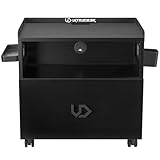 Originelles Design: Der moderne Stil des Computerschranks fügt sich wunderbar in jeden Raum ein. Die Metallwände im oberen Bereich des Schranks wurden mit einem Laser geschnittenen ULTRADESK-Markenlogo verziert. An der Vorderseite der Schublade wurde ein großer Metallgriff angebracht, der das dreidimensionale Logo der Marke ULTRADESK widerspiegelt.