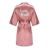 Chic e sempre con stile: le vesti di kimono in raso corte dispongono di scollo a V, corde di tessuto all'interno per tenere insieme la veste e una cintura rimovibile per fissarla, rivestimento in pizzo sulle maniche e l'orlo inferiore.