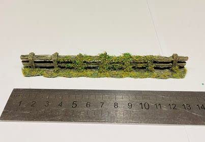 Javis Weathered Country Fence with Foliage - OO Gauge/1:76 Scale - Pack of 4, Approx 130mm (L) x 25mm (H) x 10mm (W) - Image 3