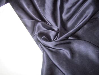 Tissu satin de soie bleu marine pour robe de soirée chic