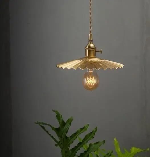 Suspension en verre gold pour illuminer votre salle à manger