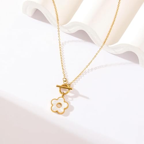 Collier pendentif fleurs blanches : fini les bijoux qui noircissent