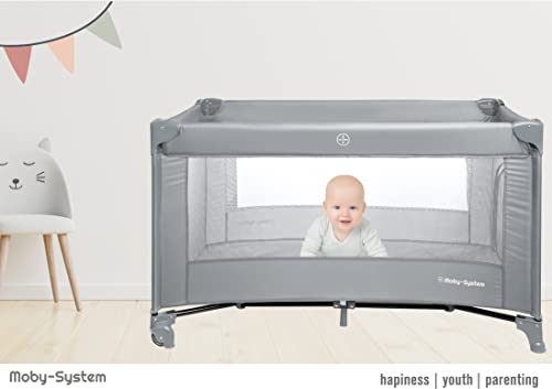 Moby-System Baby Reisebett 128x68 cm – faltbares Kinderreisebett mit Matratze & Tragetasche – Laufstall mit Seitenausgang – für Babys bis 15 kg - Grau