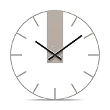 Dekorative Wanduhr im antiken Look