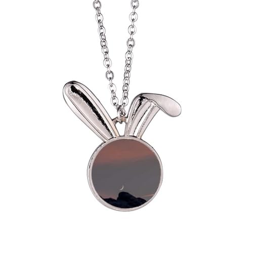 Collier pendentif lapin et lune, le bijou d'inspiration Art Déco idéal pour un cadeau poétique