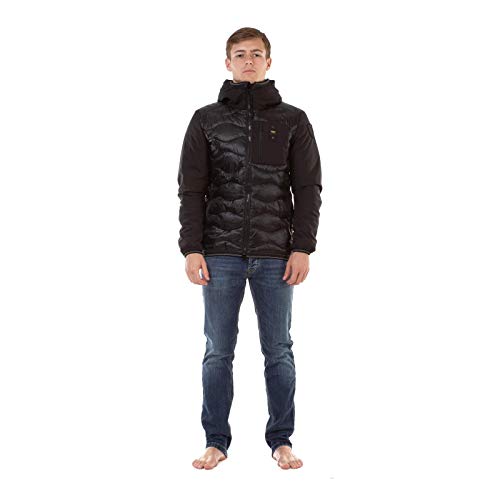Piumino con cappuccio con impunture a onde nella parte centrale e in neoprene nel cappuccio,nelle maniche e nella tasca sul petto.Chiusura centrale con cerniera a doppio cursore sulla lunghezza.Tasca sul petto a sinistra con zip verticale.