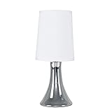 Moderna lámpara de mesa táctil con base en cromo pulido y pantalla de tela blanca.