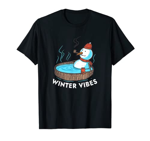 Invierno Vibes - cerveza bebiendo muñeco de nieve en bañera de hidromasaje Camiseta