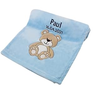 Cozy Racoon Babydecke bestickt mit Namen und Geburtsdatum | Weiche Kuscheldecke für Baby Jungen und Mädchen I Personalisiertes Geschenk zur Taufe, Geburt oder als Erstausstattung I Blaue Decke mit Bär