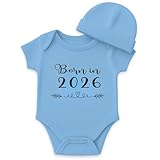 Miss Chapas | Conjunto Bebé Born in 2026' Body + Gorro – Regalo Original de Nacimiento, Baby Shower, Navidad | Recién Nacido | Presentado en Caja Kraft Listo para Regalar (AZUL, 6M)