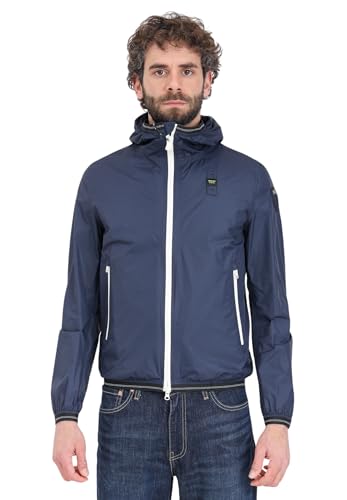 BLAUER Giubbotto blu notte da uomo con patch logo sulla manica. Righino bianco lungo la zip sul davanti e sulla chiusura delle tasche con zip. Tasche interne con strappo. Tasche esterne laterali con zip. Polsini, colletto e orlo con elastico. Cappuccio. Patch logo sulla manica e sul davanti distintivo logato. Chiusura con zip sul davanti. Il modello è alto 187 cm e indossa una taglia M. Questo capo si lava a mano e non si stira. Collezione primavera estate