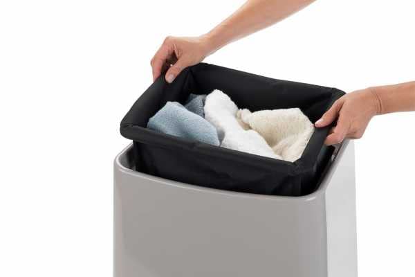 WENKO Maximex Wing Badhocker und Wäschekorb, Hocker mit Deckel und herausnehmbarem Wäschesack, Kunststoff, Fassungsvermögen 33 L, 45 x 48 x 33 cm, Taupe