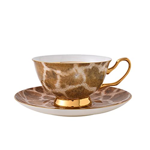Service à thé en céramique avec tasses et assiettes créatives