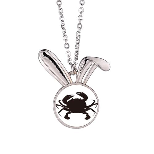Collier crabe noir et lapin pour affirmer un look unique et audacieux