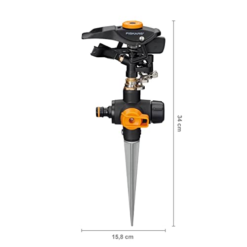 Fiskars Pulsierender Sprinkler mit Erdspieß, Mit On/Off-Ventil, Universalgröße, Ø 26 m Reichweite, Schwarz/Orange, 1027029
