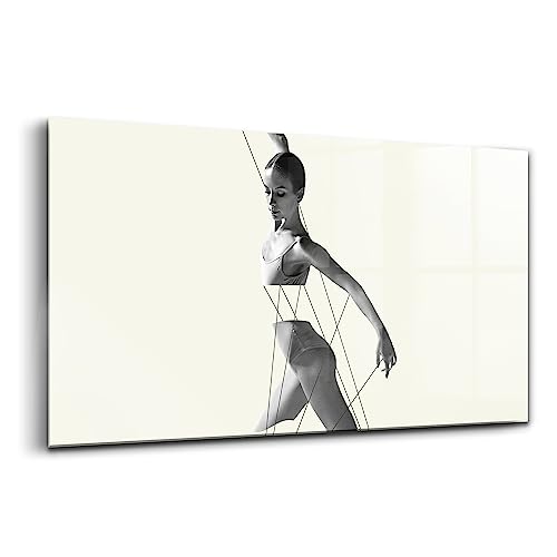 Peinture sur verre murale pour sublimer un grand mur blanc de salon vide