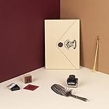 Set compuesto por:- Libreta- Pluma- Tanta para pluma- Boligrafo- Sello- Tinta para selloComposición: 80% PAPER/10% PU/10% METALMedidas: 25.0 X 41.0 X 3.0 CMMarca: Harry Potter