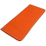 Die Leder-Uhrenrolle schützt bis zu 4 Zeitmesser zeitgleich, dazu müssen Sie nur Ihre Armbanduhren in die 60mm Breiten und 100mm tiefen Fächer schieben, das weiche Ledercover herunterklappen, das Etui zusammenlegen und es mit dem Lederband formvollendet verschließen.