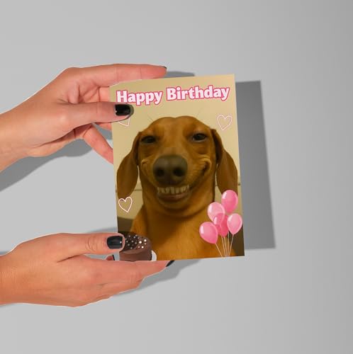 WBdesignz Lustige Geburtstagskarte mit Umschlag - mit fröhlichem Dackel, rosa Ballons & Schokoladenkuchen - Humorvolle Glückwunschkarte für Hundebesitzer, Freunde & Familie zum Geburtstag