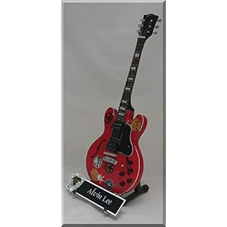 ALVIN LEE Guitare Miniature Ten Year After avec médiator - Les Beatles, Paul McCartney, John Lennon, RIngo Starr, George Harrison ALVIN LEE Guitare Miniature Ten Year After avec médiator – Image 2
