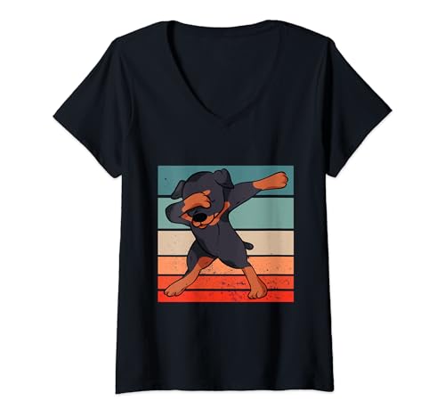 Questa opera d'arte carina ed energica mostra un cucciolo di Rottweiler che esegue un movimento di danza dab su uno sfondo di ispirazione vintage. Il cucciolo del cartone animato è illustrato con pelliccia nera e caratteristici segni marroni, che si copre