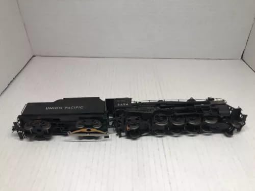 لاندې view of Marklin 37973 HO Mikado locomotive and tender