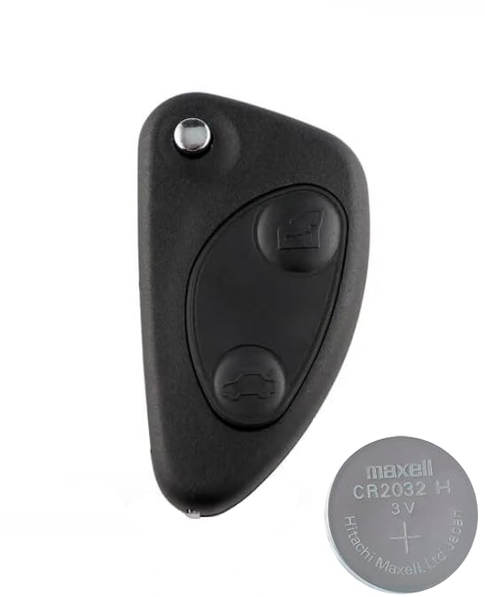 ATTENZONE: acquistando questo prodotto riceverete il cover 2 TASTI completo di lama vergine, vano batteria, batteria CR2032 e logo non originale. CONTATTI BATTERIA, SCHEDA ELETTRONICA E TRANSPONDER NON SONO INCLUSI NELLA VENDITA. Sarà necessario trasferire il transponder, I contatti batteria e la scheda elettronica dalla vecchia chiave a quella nuova. La lama deve essere intagliata presso un centro chiavi o ferramenta. Prima di procedere con l'acquisto è consigliabile verificare che la chiave sia compatibile con quella della vostra vettura con quella pubblicata nella sezione foto