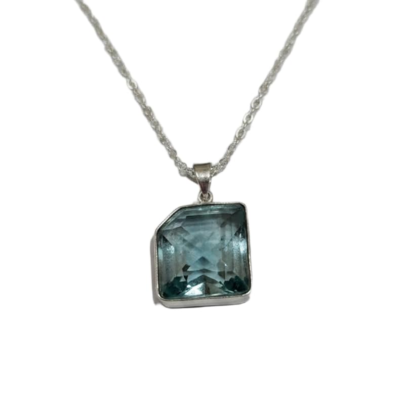 Pendentif quartz bleu naturel, offrez un bijou unique avec sa chaîne de 45 cm