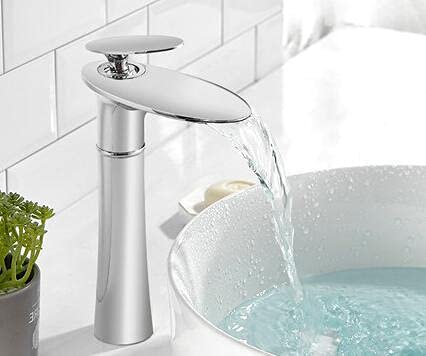 Robinet de bassin cascade chrome tall pour une salle de bain moderne