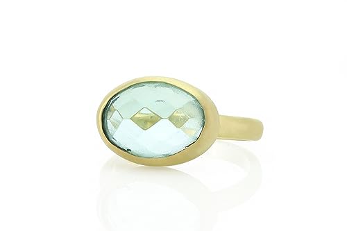 Bague en or brossé et topaze bleue au serti protecteur anti-accroc