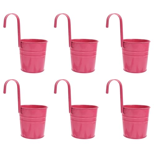 Pots de fleurs suspendus en fer pour optimiser un petit balcon