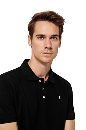 Retrato de hombre con polo negro de Polo Club, mostrando el detalle del logo bordado y estilo clásico