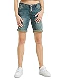 LOOK: Diese Hose ist ein absoluter Allrounder. Zu dieser Jeans Bermuda kannst du sowohl Printshirts als auch Basics kombinieren.