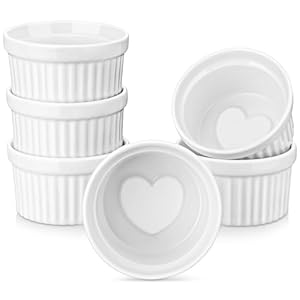 LOVECASA Set 6 Stampi per Soufflé in Porcellana Bianca Ø 9,8 cm, 240 ml, Pirottini per Soufflé da Forno Ciotole per Creme Brulee, Budini, Coppe di Crema Pasticcera, Design a Forma di Cuore sul Fondo