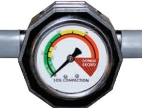 Close-up tal-arloġġ ikkodifikat bil-kulur tal-AgraTronix 8180 għall-kompattazzjoni tal-ħamrija