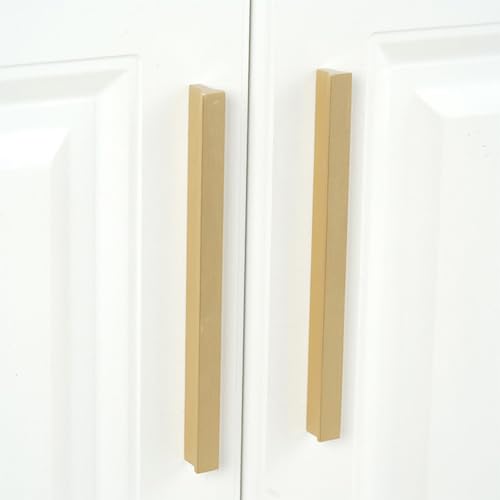 Poignées d'armoire dorées en cuivre brossé pour relooker une cuisine ancienne
