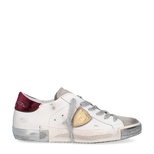 Sneaker Philippe Model modello Prsx realizzata in pelle e velluto bianca e rossa. Caratterizzata da un talloncino logato in velluto rosso e dallo scudo laterale dorato. Presenta inoltre una suola in gomma di 2,5 cm. Talloncino in velluto logato Effetto used Scudo laterale dorato Suola in gomma di 2,5 cm