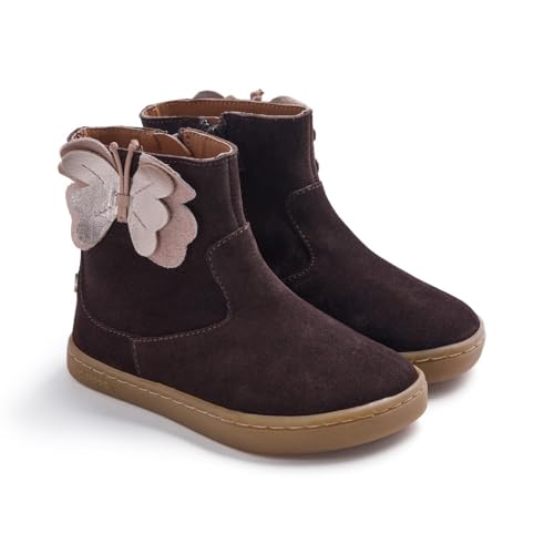 GIOSEPPO Bota Barefoot niña en color Chocolate con detalle mariposa en tono rosa con corte 100% piel, suela TPR flexible y plantilla textil extraíble. Puntera ancha para una pisa natural.