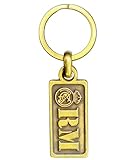 Llavero metálico dorado del Real Madrid con diseño rectangular y relieve “RM”, ideal para un uso diario elegante y resistente.
